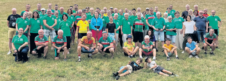 Die Kaister Velo-Club-Familie beim Mittagshalt in Wehrhalden. Foto: zVg