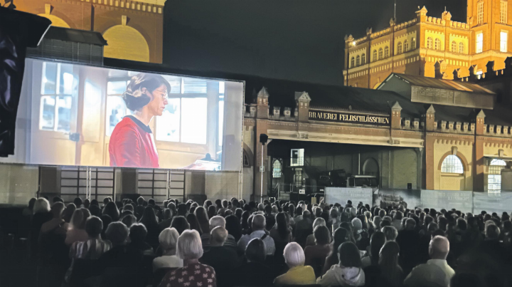 Das Feldschlösschen bietet eine wunderschöne Kulisse für einen Filmabend unter freiem Himmel.    Fotos: Janine Tschopp