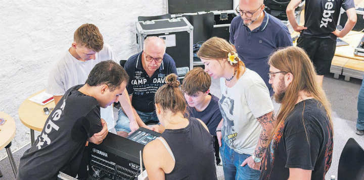 Der PA-Technik-Kurs stiess auf grosses Interesse. Hier bei der praktischen Arbeit an einem Mischpult. Foto: Paul Gürtler