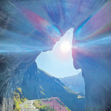 SOMMERFOTOS - Blick in die Sonne vom Lago di Lucendro (Airolo, TI).    Foto: Walter Bitter, Obermumpf