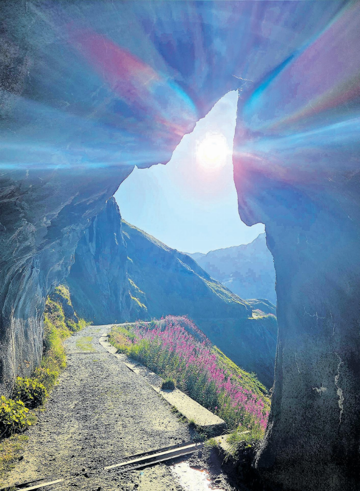 Blick in die Sonne vom Lago di Lucendro (Airolo, TI).    Foto: Walter Bitter, Obermumpf