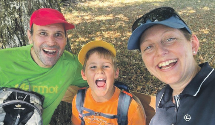 Das sind die drei Schatzsucher in Eiken: Norbert (von links), Lars und Nicole.    Foto: Nicole Strüver-Holliger