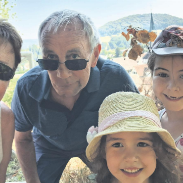 Die Schatzkiste geknackt! - «Unterwegs in Eiken auf Schatzsuche.» Die Grosseltern Hans und Lucia mit Ayana und Yuna.    Foto: Lucia Leubin