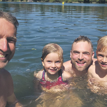 Die Schatzkiste geknackt! - «Mit meinem Neffen Alex und seinen beiden Kindern Elias und Marlene auf Schatzsuche. Sie sind zur Zeit von München ein paar Tage auf Besuch. Abkühlung war willkommen.»    Foto: Roger Buser