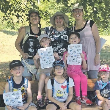 Die Schatzkiste geknackt! - «Wir senden Euch herzliche Grüsse von unserer Schatzsuche in Eiken», Nicole mit Céline und Samantha, Arabelle mit Mordag und Stefanie mit Gianluca und Elena.    Foto: Beatrix