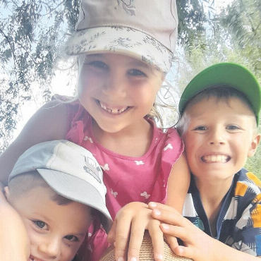 Die Schatzkiste geknackt! - Auf dem Bild sind die Kinder Vitus (von links), Johanna und Leonard und unten Papa Richard zu sehen und senden liebe Grüsse an Mama Karoline zu Hause.   Foto: Richard Poschmann