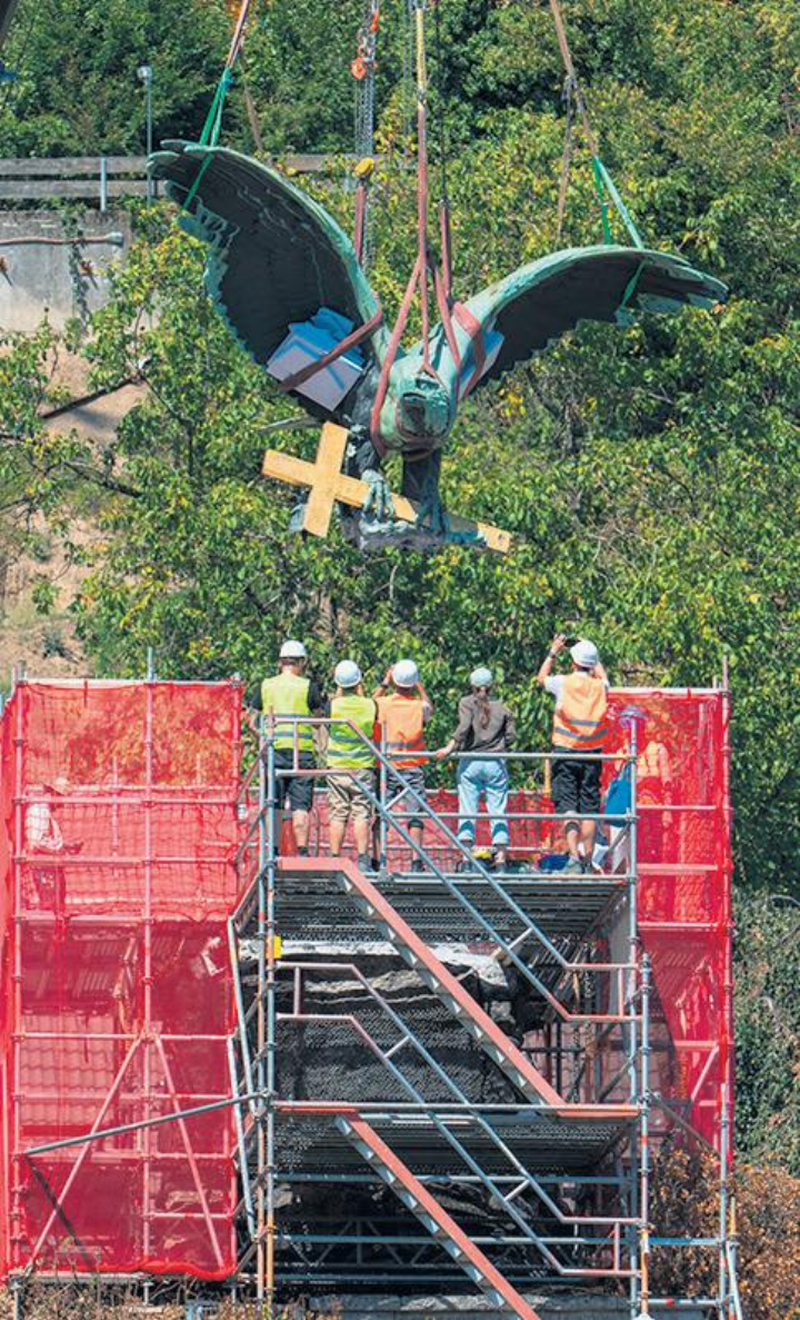 Der Adler wird mittels Kran abtransportiert.    Foto: Jean-Marc Felix