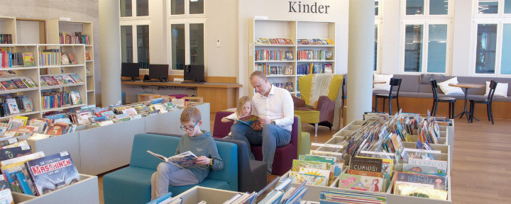 Blick in die Stadtbibliothek Rheinfelden: Bibliotheken stellen nicht nur Medien bereit, sie schaffen auch Orte der Begegnung. Foto: zVg