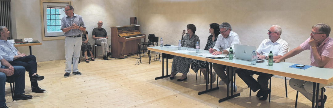 Bodenforscher Werner Brogli (Mitte) wurde mit dem Fricktaler Preis ausgezeichnet, links Gemeindeammann Giuliano Sabato, am Tisch der Stiftungsrat. Foto: Simone Rufli Bodenforscher Werner Brogli (Mitte) wurde mit dem Fricktaler Preis ausgezeichnet, links Gemeindeammann Giuliano Sabato, am Tisch der Stiftungsrat. Foto: Simone Rufli