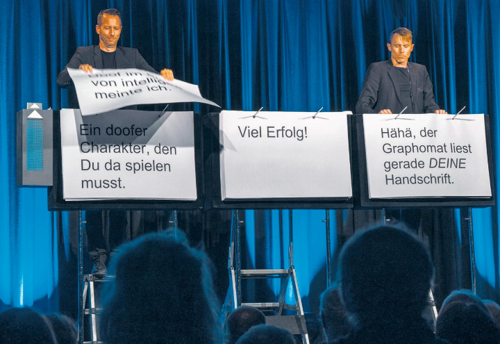 Das Duo «Ohne Rolf» verstand es, das Publikum blätternd bestens zu unterhalten.    Foto: Jean-Marc Felix
