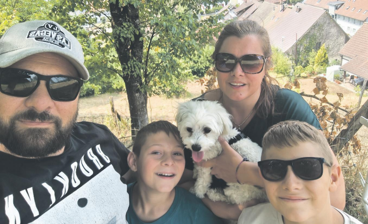 Adriano, Mattia, Tamara und Nevin mit Hund Nala waren auf Schatzsuche in Eiken.    Foto: Adriano Russo
