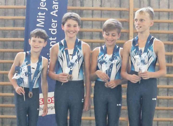 Ivo Zutter, Janosch Tanner, Nico Gander und Niklas Deiss freuen sich über die Bronzemedaille.    Foto: zVg