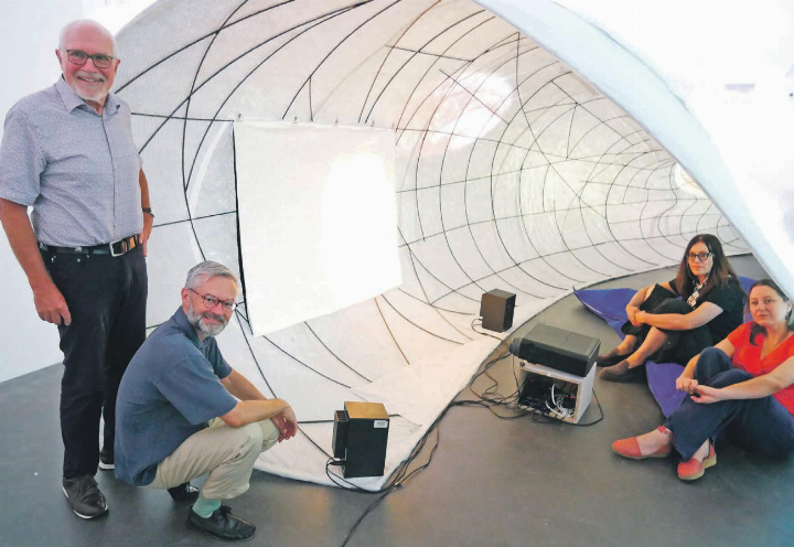 Rudolf Lüscher, Michael Hiltbrunner, Mo Diener und Patrizia Solombrino (von links) in der «Zeitmaschine» im Obergeschoss des Rehmann-Museums. Foto: Michael Gottstein Rudolf Lüscher, Michael Hiltbrunner, Mo Diener und Patrizia Solombrino (von links) in der «Zeitmaschine» im Obergeschoss des Rehmann-Museums. Foto: Michael Gottstein