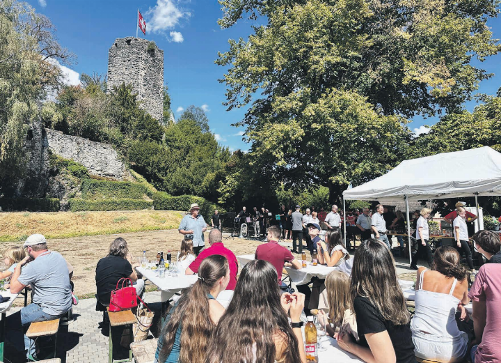 Stadtammann René Leuenberger präsentiert den Neuzugezogenen «seine» Stadt. Foto: Andrea Worthmann Stadtammann René Leuenberger präsentiert den Neuzugezogenen «seine» Stadt. Foto: Andrea Worthmann