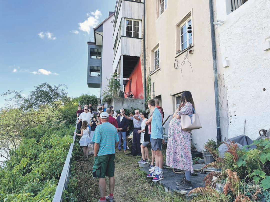 Am Rhein, mit Blick auf die «mindere Stadt» erzählt Ruedi Lüscher vom Warenverkehr und den Flössern. Foto: Andrea Worthmann Am Rhein, mit Blick auf die «mindere Stadt» erzählt Ruedi Lüscher vom Warenverkehr und den Flössern. Foto: Andrea Worthmann