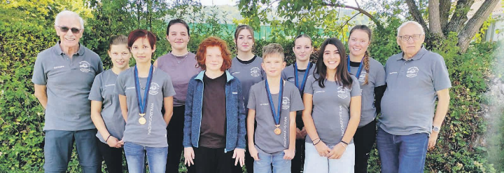 Von links: Robert Keller, Aline Kuhn, Jessica Oeschger, Nina Staudacher, Marc-Philipp Bürgi, Selina Erdin, Max Schraner, Anja Erdin, Emily Keller, Fiona Kitanovic und Werner Erdin.    Foto: zVg
