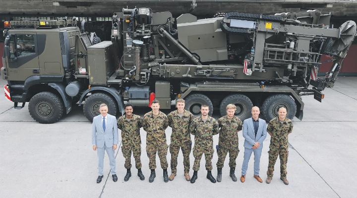 Militärdirektor Jean-Pierre Gallati (links) und Oberstlt Patrick Koller (rechts), Kreiskommandant des Kantons Aargau, mit den neubrevetierten Offizieren aus dem Fricktal: Lt Salomon Schmid (von links), Lt Julien Moser, Lt Luc Wehrli, Lt Dario Metzger, Lt Nikos Spanos sowie Oberlt aD Stephan Benz.    Foto: Roland Wey/zVg