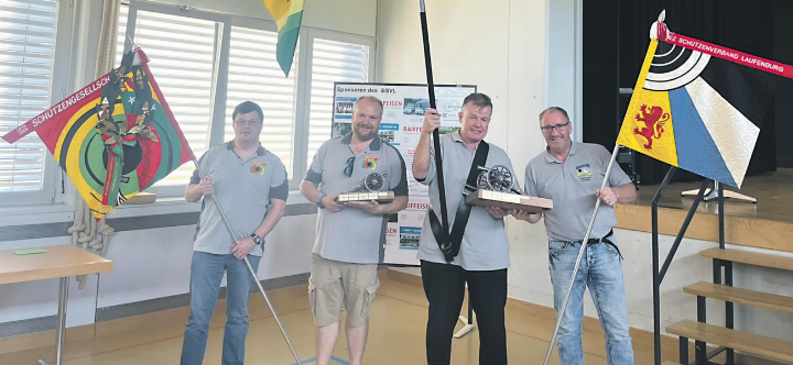 Die Präsidenten und Fähnriche der erst- und zweitplatzierten Sektionen SG Wil/Mettauertal und SV Gansingen. Foto: zVg Die Präsidenten und Fähnriche der erst- und zweitplatzierten Sektionen SG Wil/Mettauertal und SV Gansingen. Foto: zVg