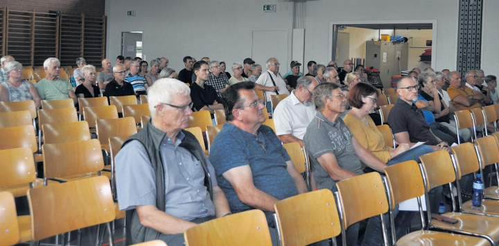 Sie liessen sich vom Gemeinderat über die Liegenschaftsstrategie der Fusionsgemeinde Herznach-Ueken informieren. Foto: vw Sie liessen sich vom Gemeinderat über die Liegenschaftsstrategie der Fusionsgemeinde Herznach-Ueken informieren. Foto: vw