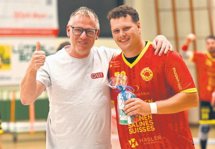 Rechtsaussen Jan Waldmeier darf von seinem Arbeitgeber Sascha Gut die Best Player-Auszeichnung für sieben Treffer (kein einziger Fehlwurf) entgegennehmen.    Foto: Christine Steck