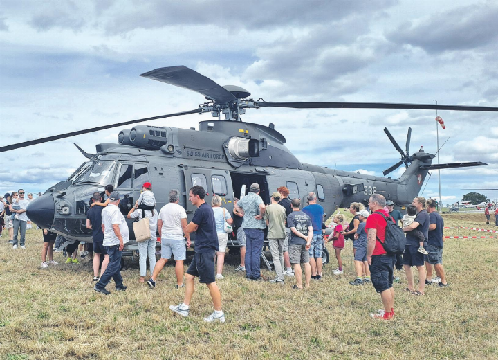 Der Super Puma zieht die Blicke auf sich. Der Super Puma zieht die Blicke auf sich.