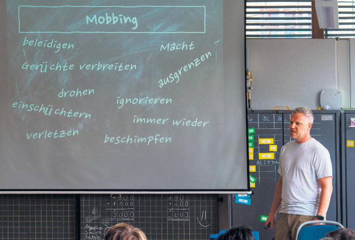 Polizist Sebastian Schmid sensibilisiert in der Schule zum Thema Mobbing. Foto: Regula Laux Polizist Sebastian Schmid sensibilisiert in der Schule zum Thema Mobbing. Foto: Regula Laux
