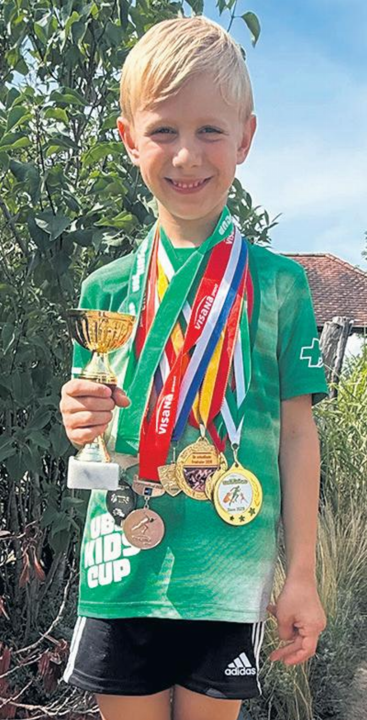 Carl ist stolz auf seine bisherigen, sehr guten sportlichen Leistungen.    Foto: sh