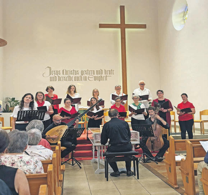Der reformierte Kirchenchor wurde von seinem Chorleiter sowie Daniele Caminiti an der Theorbe und Leonardo Bortolotto an der Viola da Gamba begleitet.    Foto: Lilia Staiger