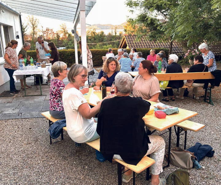 Gemütliches Beisammensein nach der Friedensfeier im Pfarrhausgarten.    Foto: zVg
