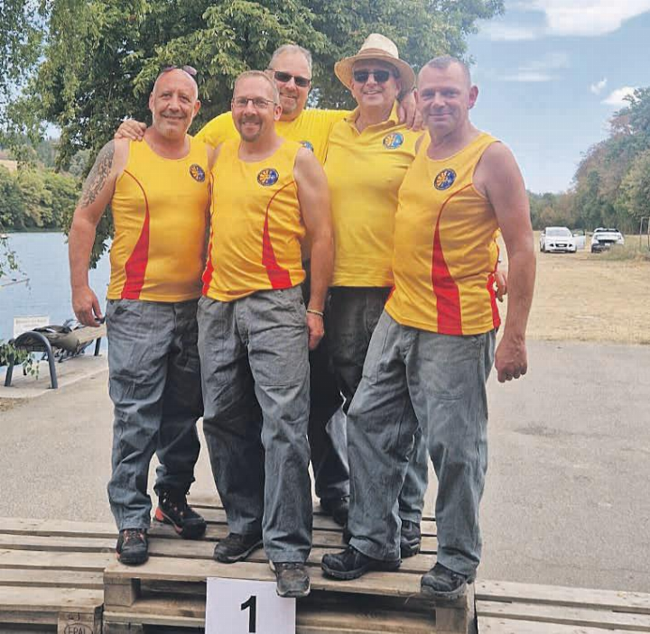 Nicht vom alten Eisen: Die Laufenburger Pontoniere, die am «Oldie Cup» teilnahmen und nichts verlernt hatten.    Foto: zVg