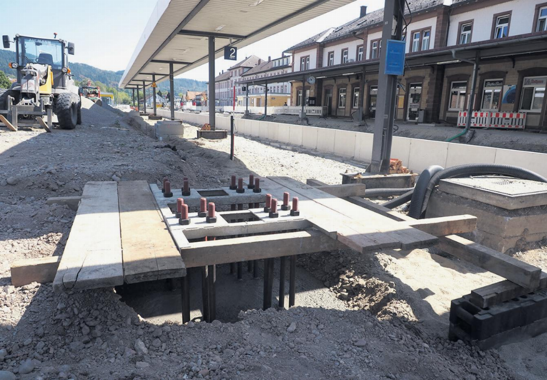 Der Beton für die Fundamente der Oberleitungsmasten, hier im Bahnhof Bad Säckingen, muss mehrere Wochen erhärten. Der Beton für die Fundamente der Oberleitungsmasten, hier im Bahnhof Bad Säckingen, muss mehrere Wochen erhärten.