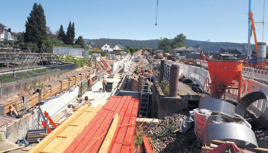 Am Haltepunkt Laufenburg-Ost baut die Deutsche Bahn neue Rampen für eine barrierefreie Unterführung. Fotos: Boris Burkhardt Am Haltepunkt Laufenburg-Ost baut die Deutsche Bahn neue Rampen für eine barrierefreie Unterführung. Fotos: Boris Burkhardt