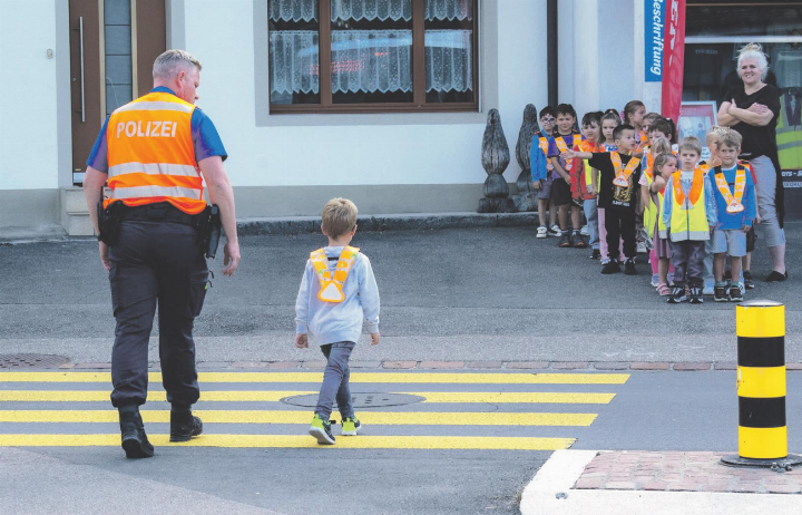 Sebastian Schmid übt mit den Kindergartenkinder das Verhalten auf der Strasse.    Foto: Regula Laux