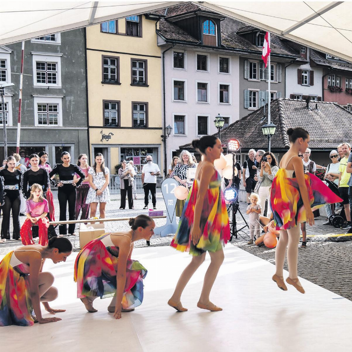 Die Darbietungen der Ballettschule ballettissimo auf der Laufenbrücke kamen bei Gross und Klein gut an.
