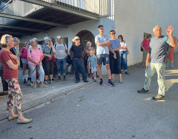 Urs Frei wusste die Wandergruppe mit vielen Geschichten bestens zu unterhalten.