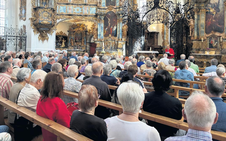Grossaufmarsch: Blick in die Klosterkirche Muri mit der Rheinfelder Stadtpräsidentin Claudia Rohrer. Foto: zVg