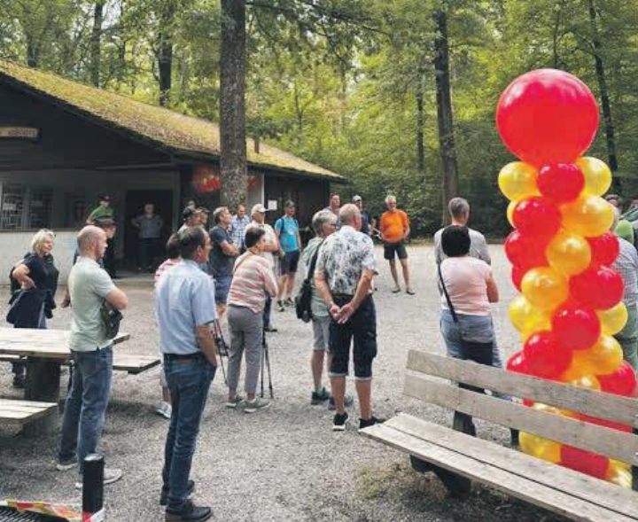 Förster Philipp Küng führte die Gruppe durch den Wald und präsentierte die riesige Spaltmaschine.