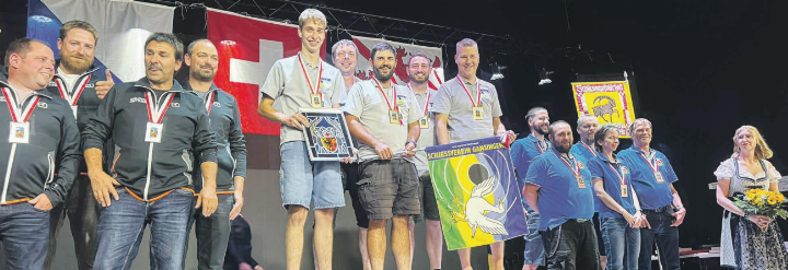 Siegerehrung (von links): Rang 2 SPS Jungfrauregion E1; Schweizermeister SV Gansingen mit Luca Moser, Martin Weiss, Thiago Obris, Tobias Lüthi, Mathias Senn; Rang 3 SG Sachseln Steinbock. Foto: zVg