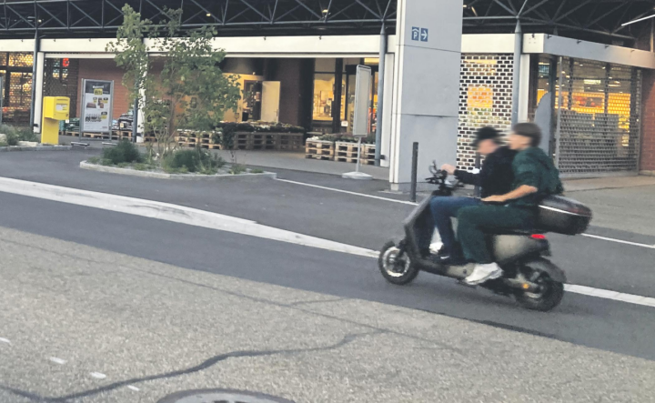 Gehört mittlerweile zum Strassenbild: Jugendliche auf E-Rollern. Foto: Ronny Wittenwiler