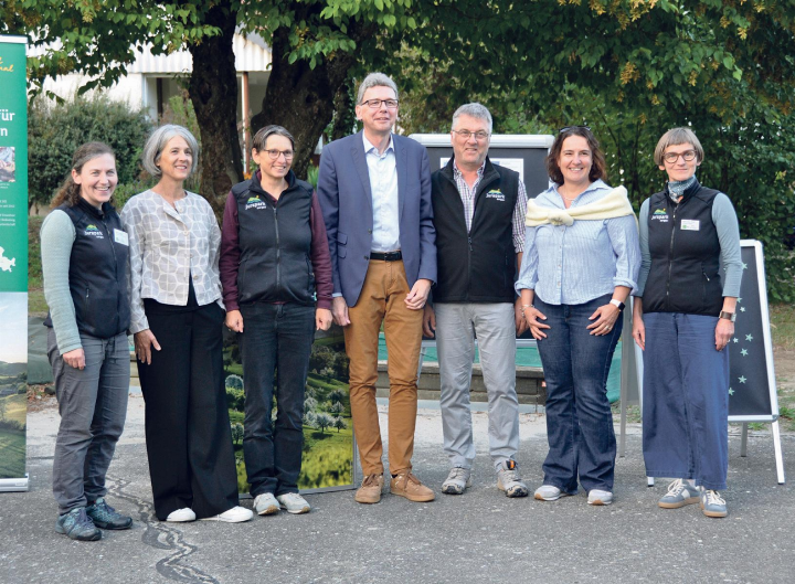 Von links: Anja Trachsel, Natur & Umwelt Jurapark Aargau, Ulla Philipps, Christine Neff, Dieter Egli, Gunthard Niederbäumer (Präsident Jurapark Aargau), Martina Roth und Helene Bigler Brogli (Jurapark). Foto: Vreni Weber