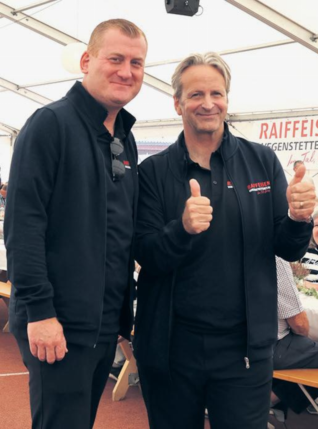 Markus Haefliger, Vorsitzender der Bankleitung (links) und Verwaltungsratspräsident Jascha Schneider-Marfels feierten am Sonntag zusammen mit 1000 Mitgliedern. Foto: Janine Tschopp Markus Haefliger, Vorsitzender der Bankleitung (links) und Verwaltungsratspräsident Jascha Schneider-Marfels feierten am Sonntag zusammen mit 1000 Mitgliedern. Foto: Janine Tschopp