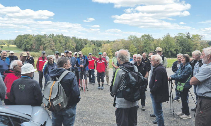 Die zahlreichen Veteranen vor dem Start der Wanderungen. Foto: zVg