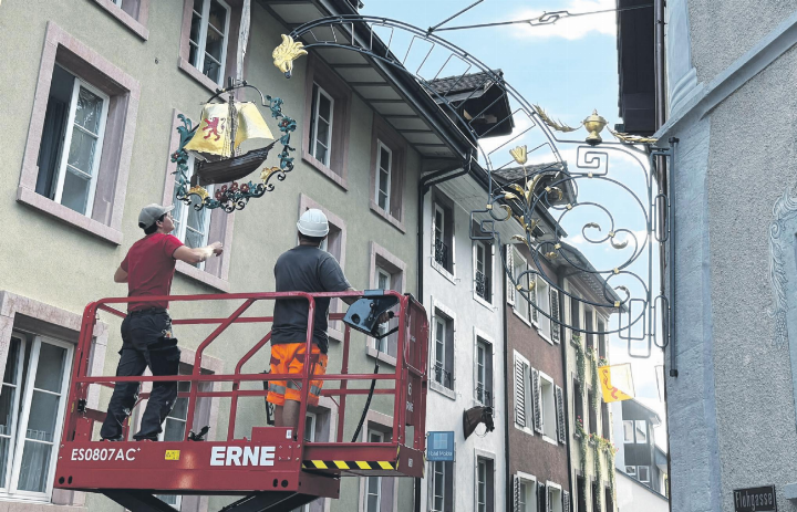 Das Wirtshausschild wird an seinem angestammten Platz montiert. Foto: Susanne Hörth