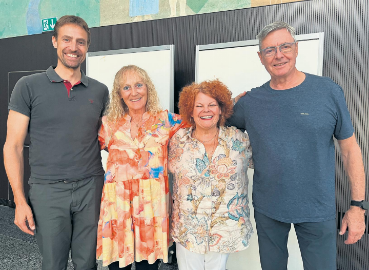 In der Trinkhalle wird geprobt: Regieassistent Thomas Sacher (von links), Hauptdarstellerin Jeanne-Pascale Künzli, Regisseurin Anette Leistenschneider und Hauptdarsteller Niklaus Rüegg. Fotos: Valentin Zumsteg In der Trinkhalle wird geprobt: Regieassistent Thomas Sacher (von links), Hauptdarstellerin Jeanne-Pascale Künzli, Regisseurin Anette Leistenschneider und Hauptdarsteller Niklaus Rüegg. Fotos: Valentin Zumsteg