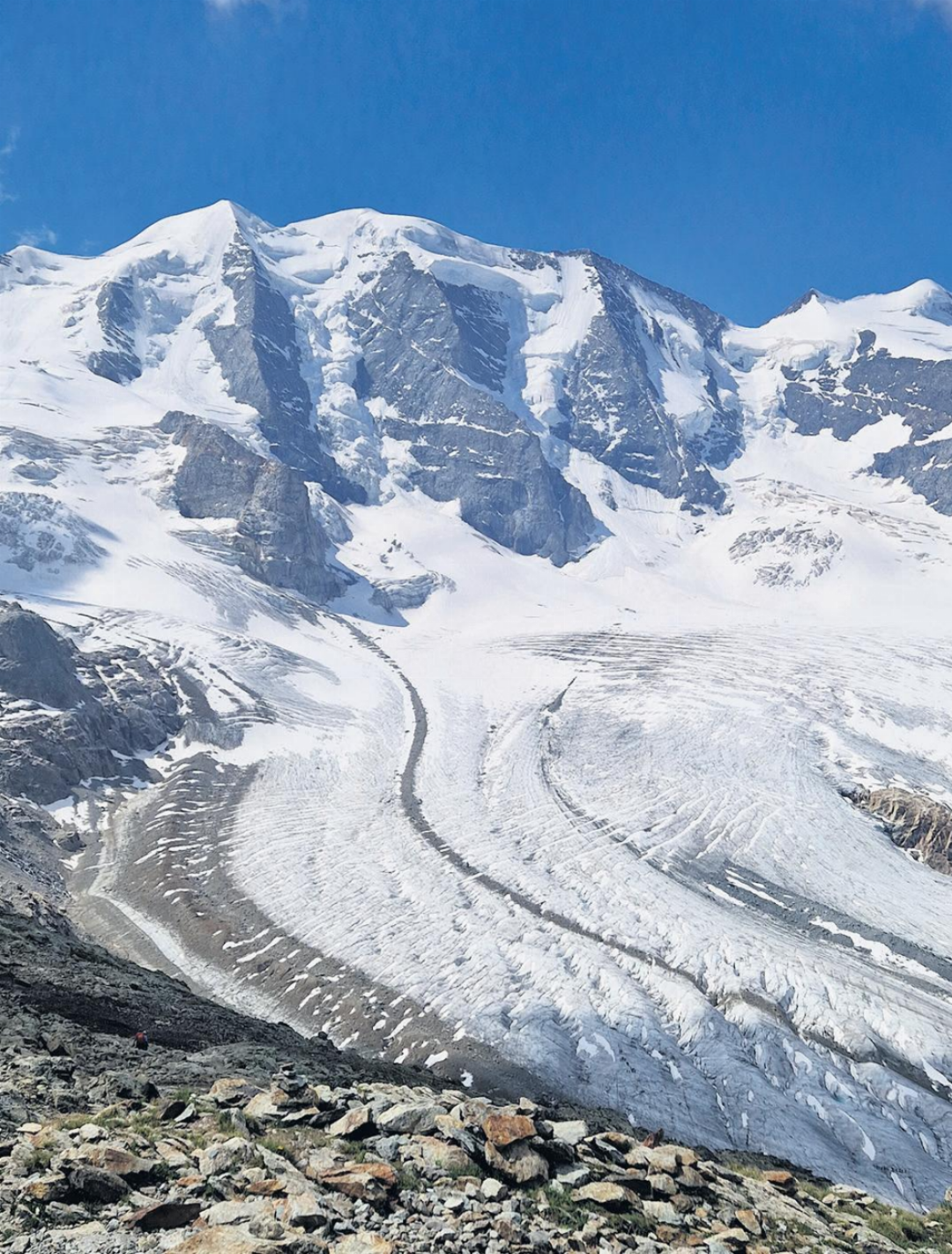 «Allein der Anblick des majestätischen Piz Palü möge etwas Abkühlung ins Unterland bringen.» Foto: Käthi Fritschin, Möhlin «Allein der Anblick des majestätischen Piz Palü möge etwas Abkühlung ins Unterland bringen.» Foto: Käthi Fritschin, Möhlin