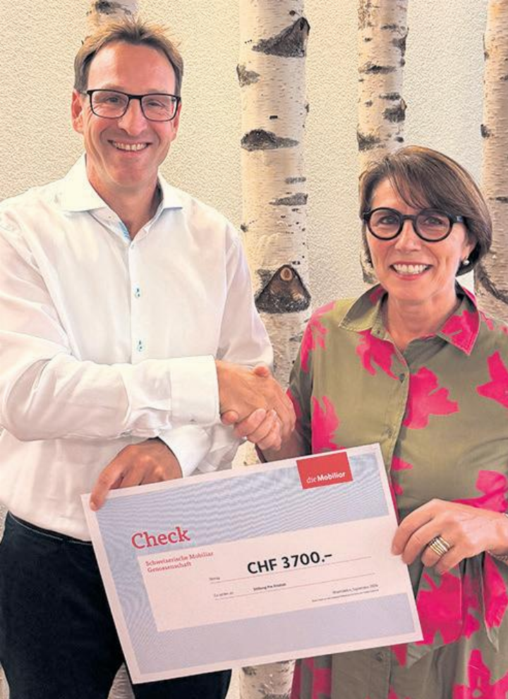 Generalagent Roger Fricker überreicht den Spendencheck an die Stiftung Pro Fricktal, vertreten durch die Stiftungsrätin Carmela Herzog. Foto: zVg Generalagent Roger Fricker überreicht den Spendencheck an die Stiftung Pro Fricktal, vertreten durch die Stiftungsrätin Carmela Herzog. Foto: zVg