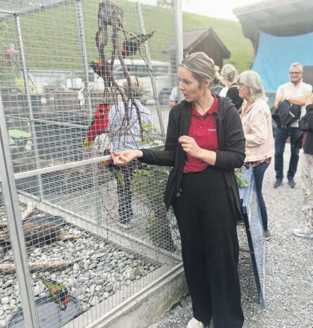 Betriebsleiterin Noemi Appert erzählte interessante Details über die Vogelparkbewohner. Foto: Sonja Fasler Betriebsleiterin Noemi Appert erzählte interessante Details über die Vogelparkbewohner. Foto: Sonja Fasler