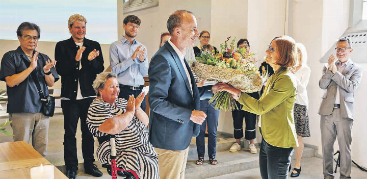Tom Steiner heisst Laura Klingenberg im Namen der Kirchenpflege willkommen. Foto: Klaus-Christian Hirte Tom Steiner heisst Laura Klingenberg im Namen der Kirchenpflege willkommen. Foto: Klaus-Christian Hirte