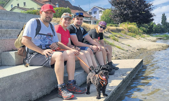 Es grüssen aus Mumpf die Herznacher Sarina, Lorena und Louis, Dani und Andrea mit Elvis. Foto: Andrea Frangi Es grüssen aus Mumpf die Herznacher Sarina, Lorena und Louis, Dani und Andrea mit Elvis. Foto: Andrea Frangi