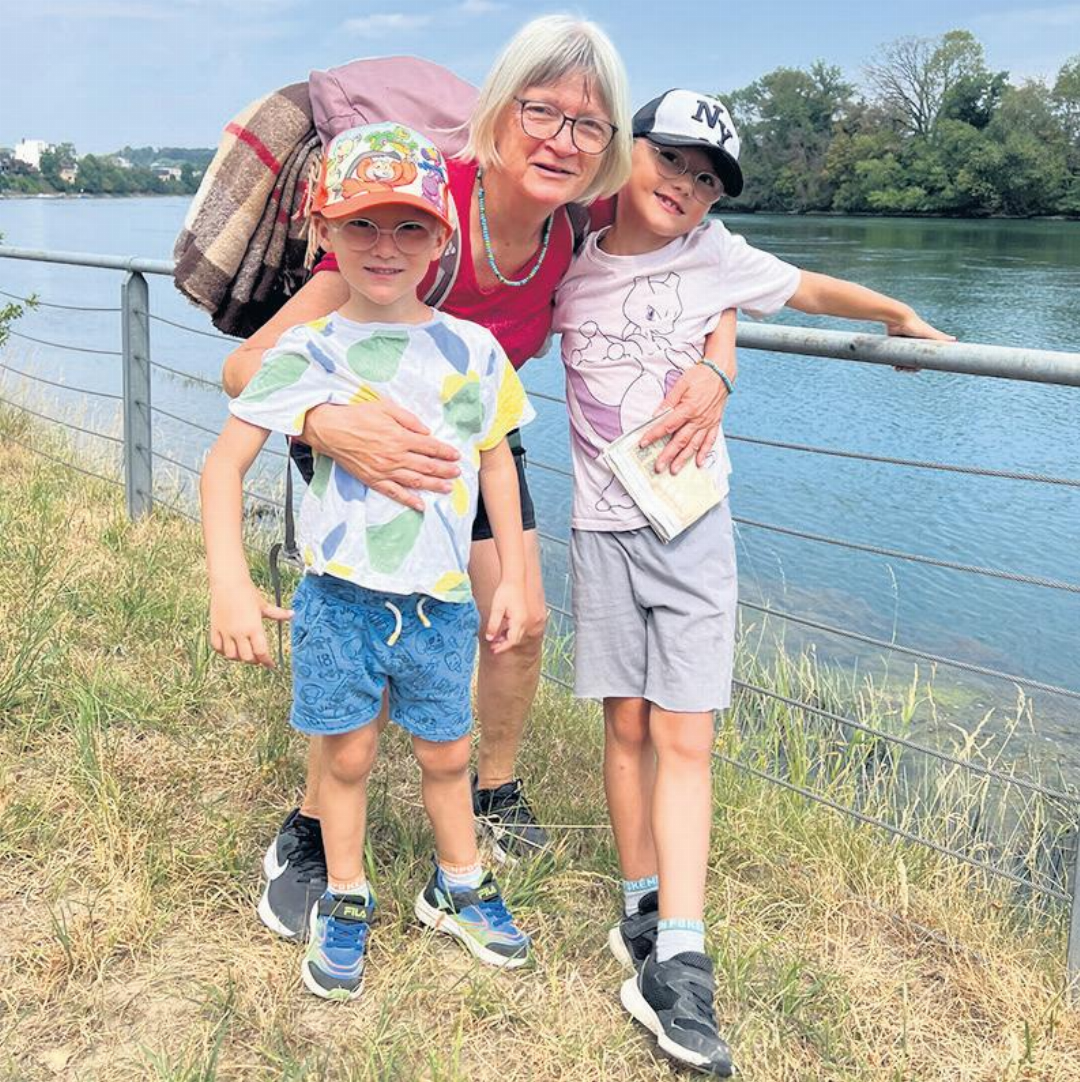 «Jetzt ghöre mir au zum ‹Club Schatzsuechendi›. S’erscht Mol mitgmacht und alles guet gfundä. Danke vielmol. Es isch toll gsi.» Elia, Mumutti und Lian us Möhlin. Foto: Margreth Borer «Jetzt ghöre mir au zum ‹Club Schatzsuechendi›. S’erscht Mol mitgmacht und alles guet gfundä. Danke vielmol. Es isch toll gsi.» Elia, Mumutti und Lian us Möhlin. Foto: Margreth Borer